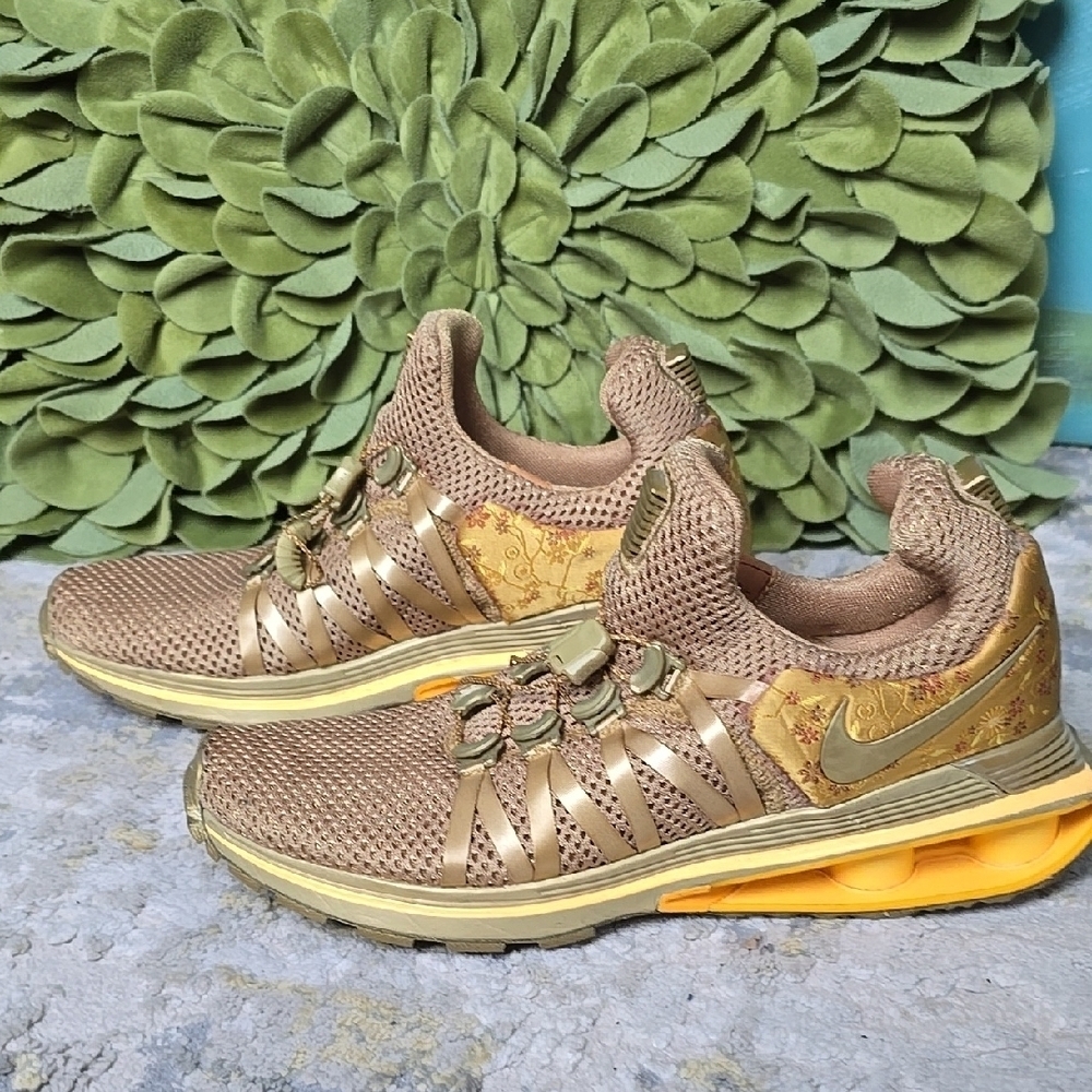 Women's Nike Athletic Shoe Shox Gravity Metallic - Picture 4 of 13